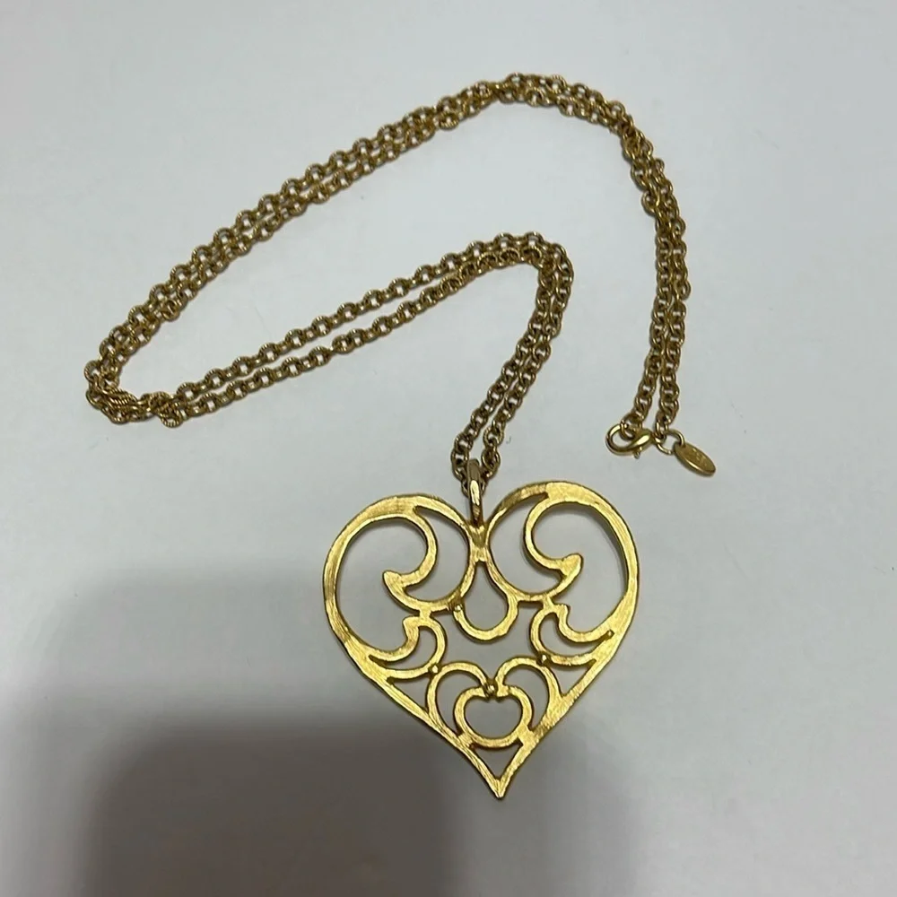 33” Gold tone chain with heart pendent